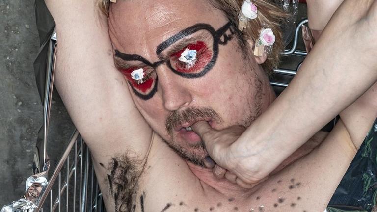 Der Schaubühnen-Schauspieler Lars Eidinger - von seinen Theaterkollegen "verziert". Das Foto ist Teil der Kampagne "Sleeping Pranks".