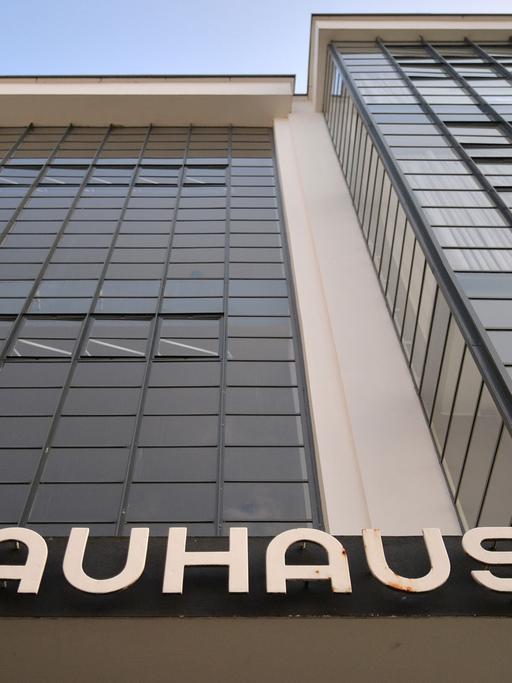 Blick auf das Hauptgebäude der Bauhausschule in Dessau-Roßlau