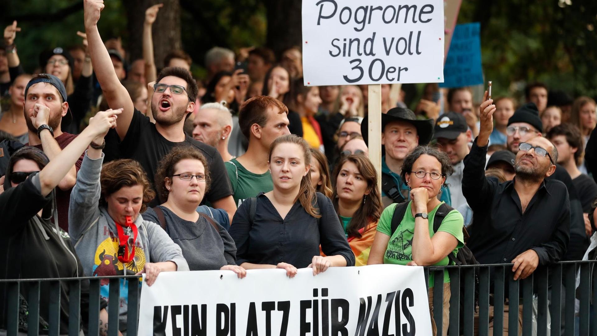 Demonstranten in Chemnitz gegen rechte Gewalt
