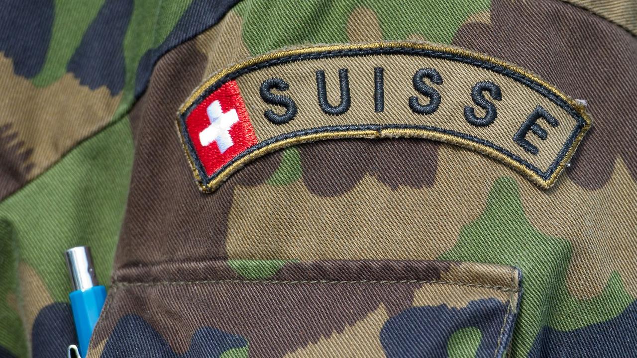 Ein Detail der Uniform von einem Soldaten der Schweizer Armee ist am Donnerstag (24.05.2012) in Konstanz während der TERREX 2012 zu sehen.