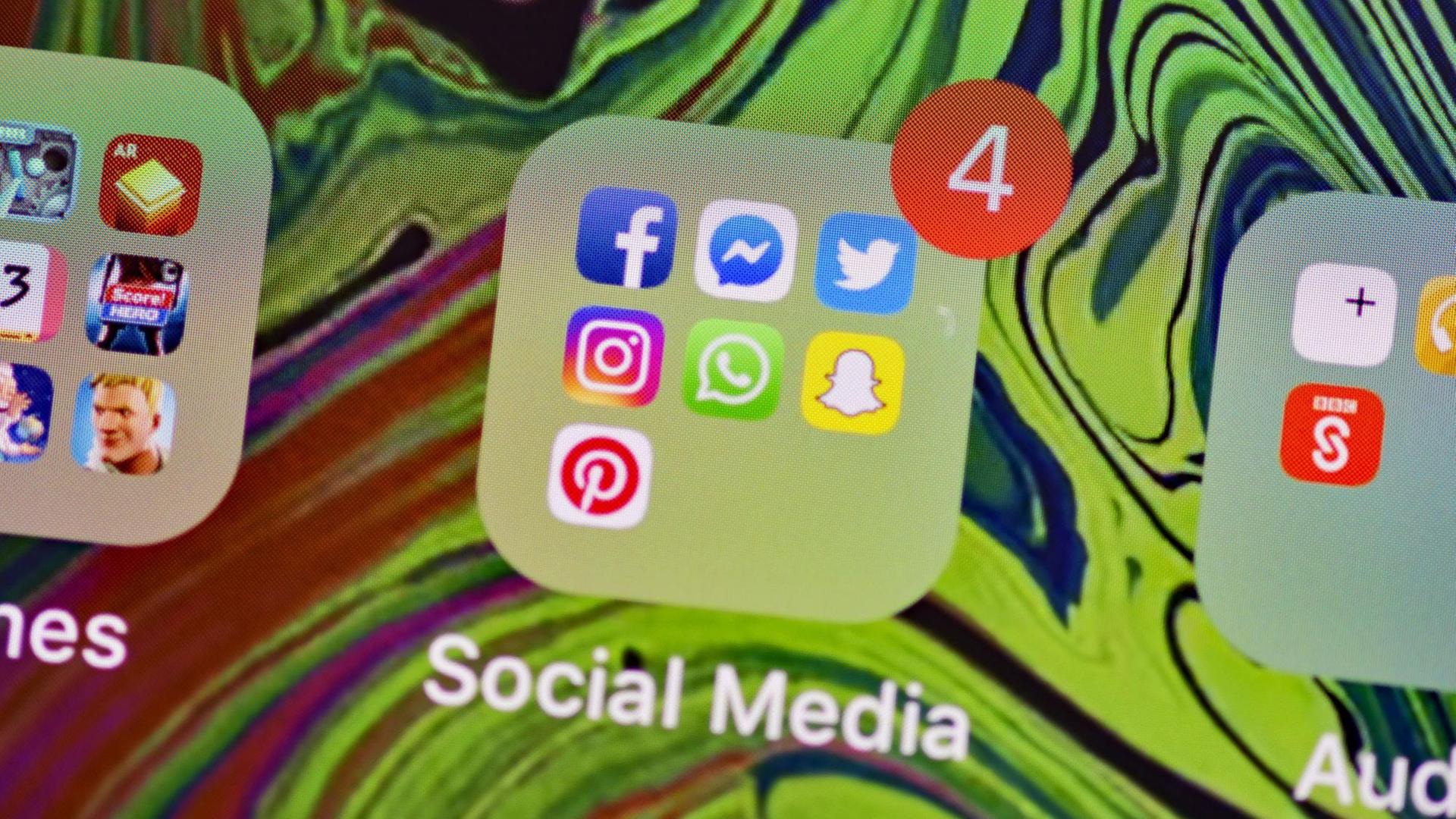 Display eines Mobilgerätes mit den Logos der Social-Media-Apps Facebook, Messenger, Twitter, Instagram, WhatsApp, Snapchat and Pinterest.