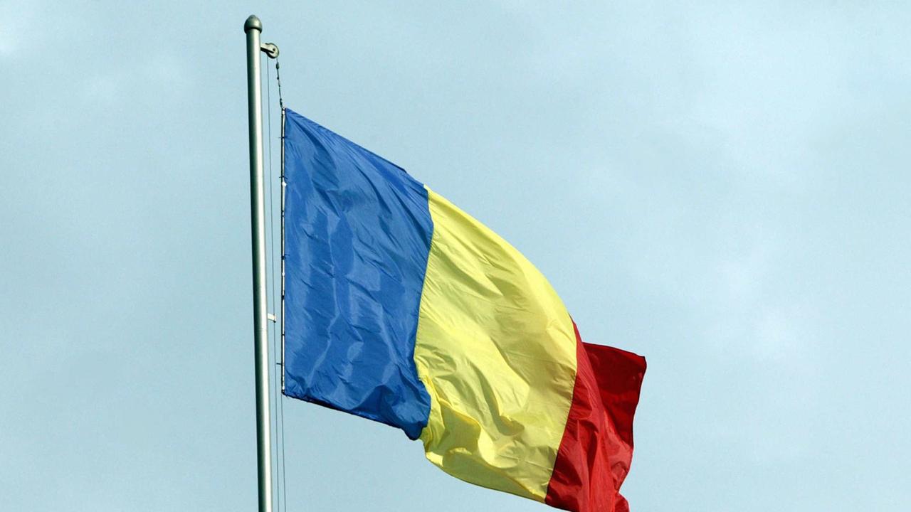 Die rumänische Nationalflagge weht im Wind.