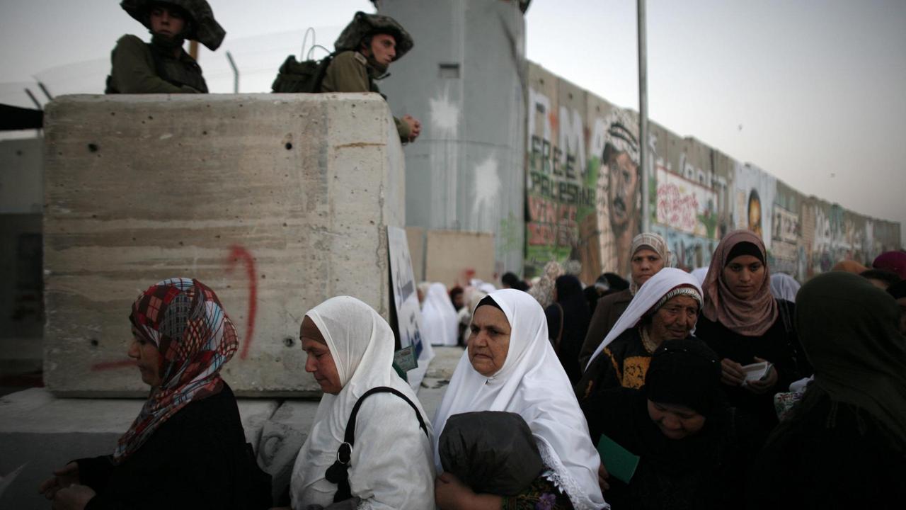 Palästinensische Frauen warten in der Schlange, um die Sicherheitskontrollen am Kalandia-Kontrollpunkt zu passieren, der von der Stadt Ramallah im Westjordanland nach Jerusalem führt. 20. August 2010