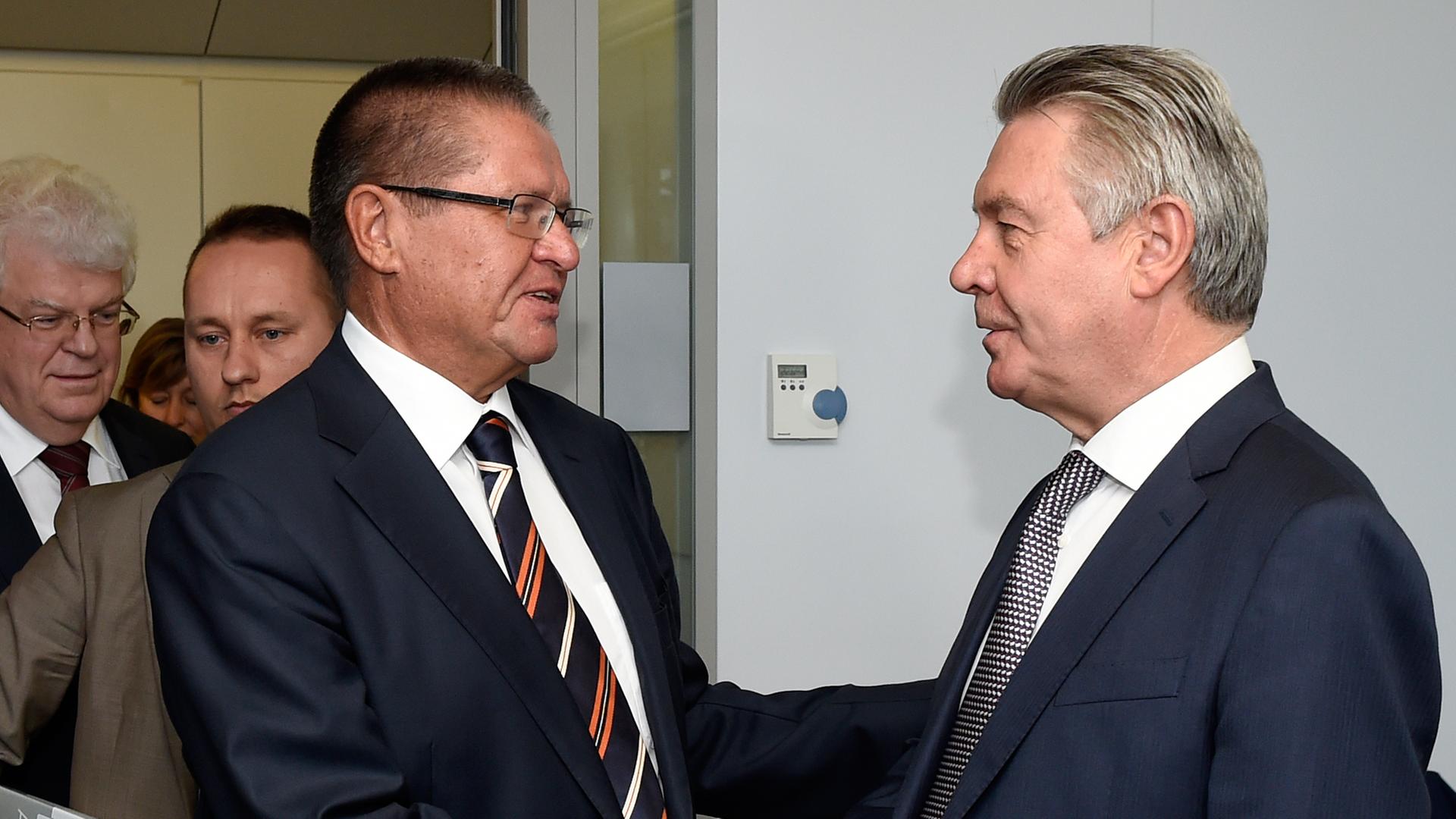 EU-Handelskommissar de Gucht (r.) schüttelt die Hand des russischen Wirtschaftsministers Uljukajew vor dem Treffen in Brüssel.