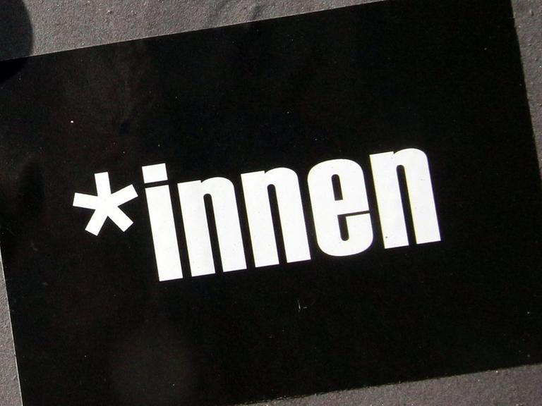 Aufkleber mit der Aufschrift *innen an einem Stromkasten in Frankfurt am Main.