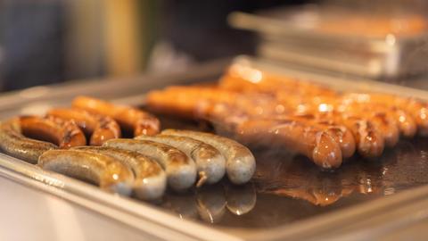 Bratwürste liegen auf einem Grill