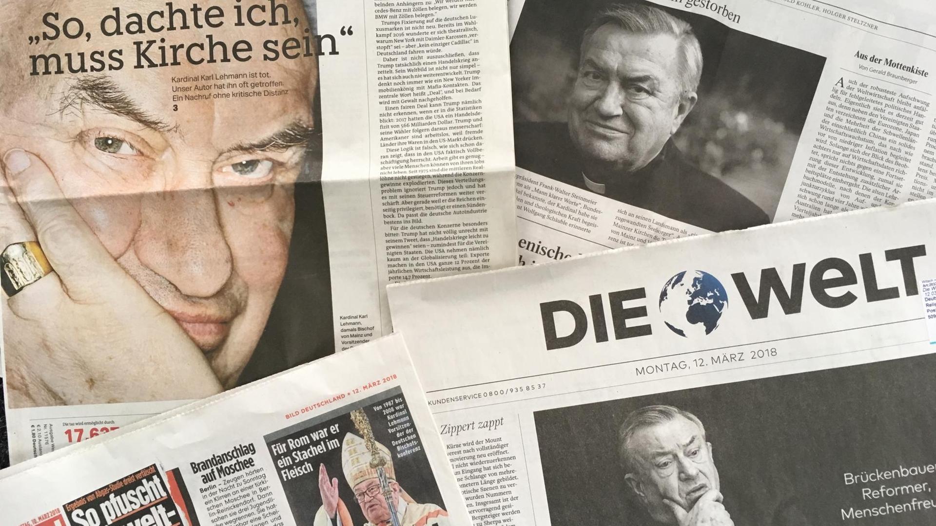 Ein Haufen Zeitungen, alle zeigen das Bild des verstorbenen Kardinals Karl Lehmann