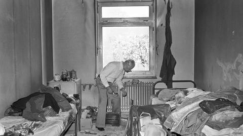 Ein Mann steht einer ausgebrannten Wohnung in einem Wohnheim für vietnamesische Flüchtlinge in Hamburg. In der Nacht zuvor wurde ein Brandanschlag mit drei Molotowcocktails begangen, bei dem zwei Vietnamesen ermordet wurden.