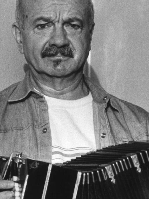 Der argentinische Musiker Astor Piazzolla, der grossen Anteil an der Tango-Renaissance in Deutschland hatte, aufgenommen während einer Pressekonferenz zum Start seiner Deutschland-Tournee in Hamburg am 16.10.1984.