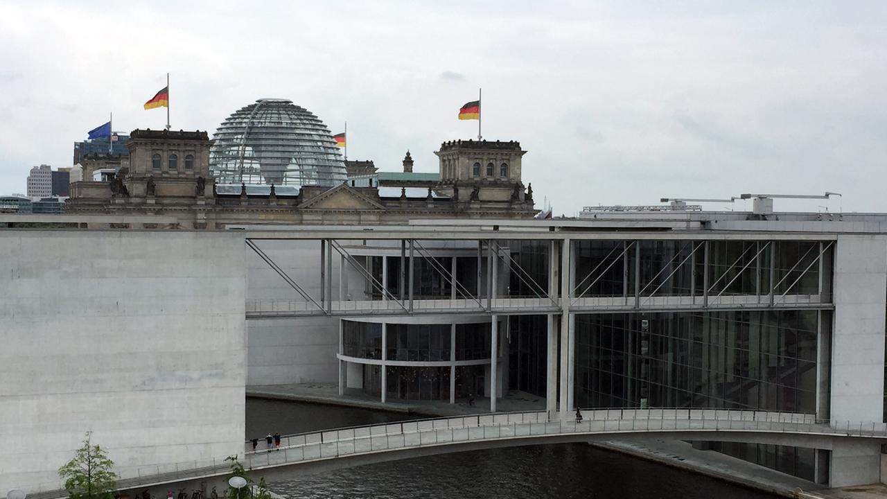 Nach dem plötzlichen Tod des CDU-Politikers Philipp Mißfelder hängen die Fahnen am Bundestag auf Halbmast.