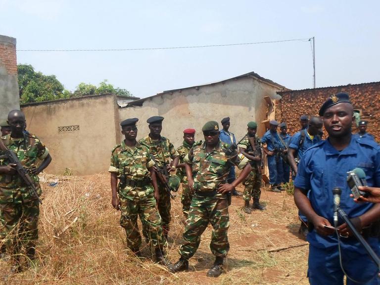 Die Polizei in Burundi hat nördlich der Hauptstadt Bujumbura, in Mutakura, einen illegales Waffenlager gefunden und präsentiert es Journalisten.