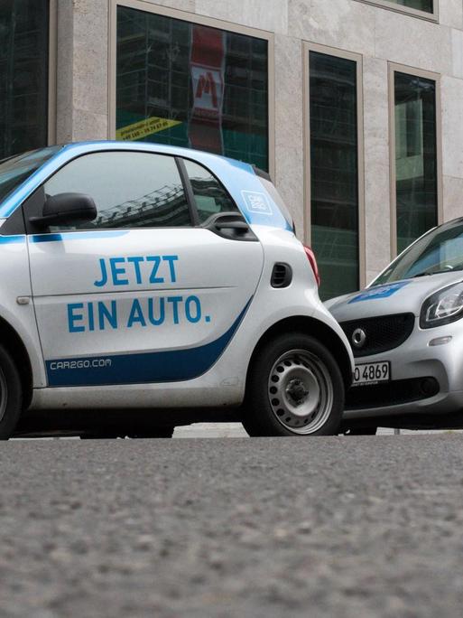 Car-Sharing-Fahrzeuge stehen am 29.02.2016 in Berlin am Straßenrand.