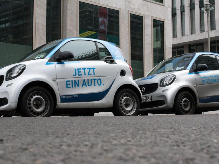 Car-Sharing-Fahrzeuge stehen am 29.02.2016 in Berlin am Straßenrand.