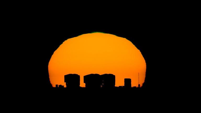 Ab Sonntag versinkt die Sonne eine Stunde früher unter dem Horizont (hier spektakuläre hinten dem Very Large Telescope in Chile) 