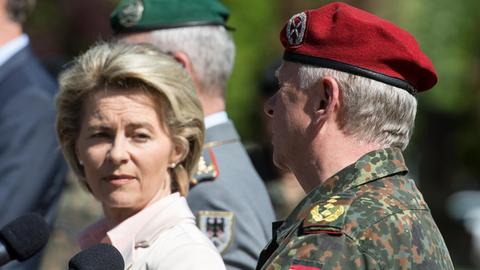 Bundesverteidigungsministerin Ursula von der Leyen (CDU) und Generalinspekteur der Bundeswehr Volker Wieker (l-r), stehen am 03.05.2017 beim Besuch des Jägerbataillons 291 der Bundeswehr in Illkirch bei Straßburg (Frankreich) vor Journalisten und geben ein Pressestatement. Der terrorverdächtige Oberleutnant Franco A. hat dort seinen Dienst verrichtet.