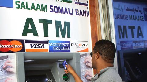 Somalia, Mogadishu : Ein somalischer Mann benutzt den ersten Geldautomaten der somalischen Hauptstadt Mogadishu.