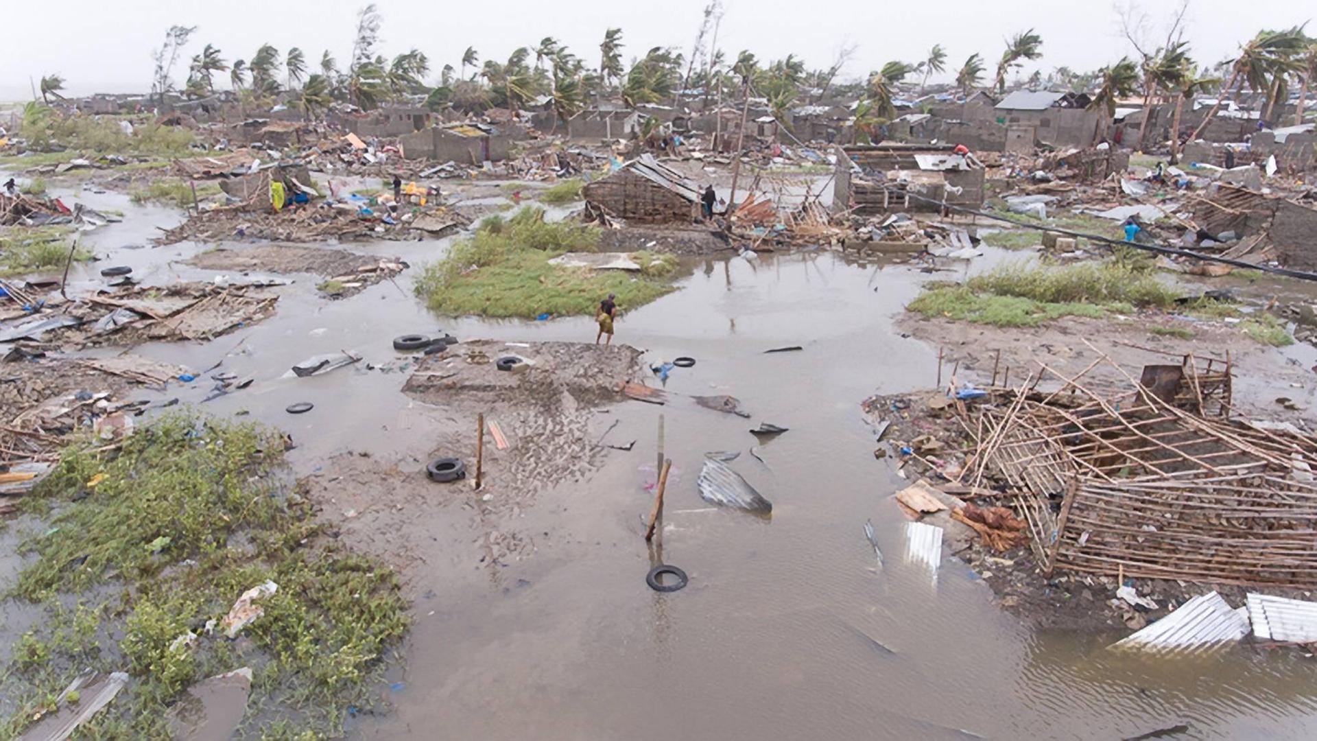 Eine überschwemmte Landschaft mit zerstörten Häusern in Mosambik.
