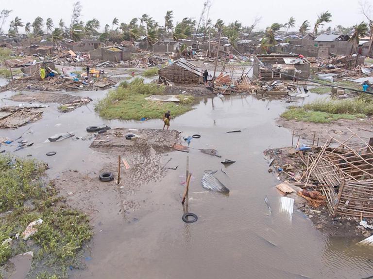 Eine überschwemmte Landschaft mit zerstörten Häusern in Mosambik.