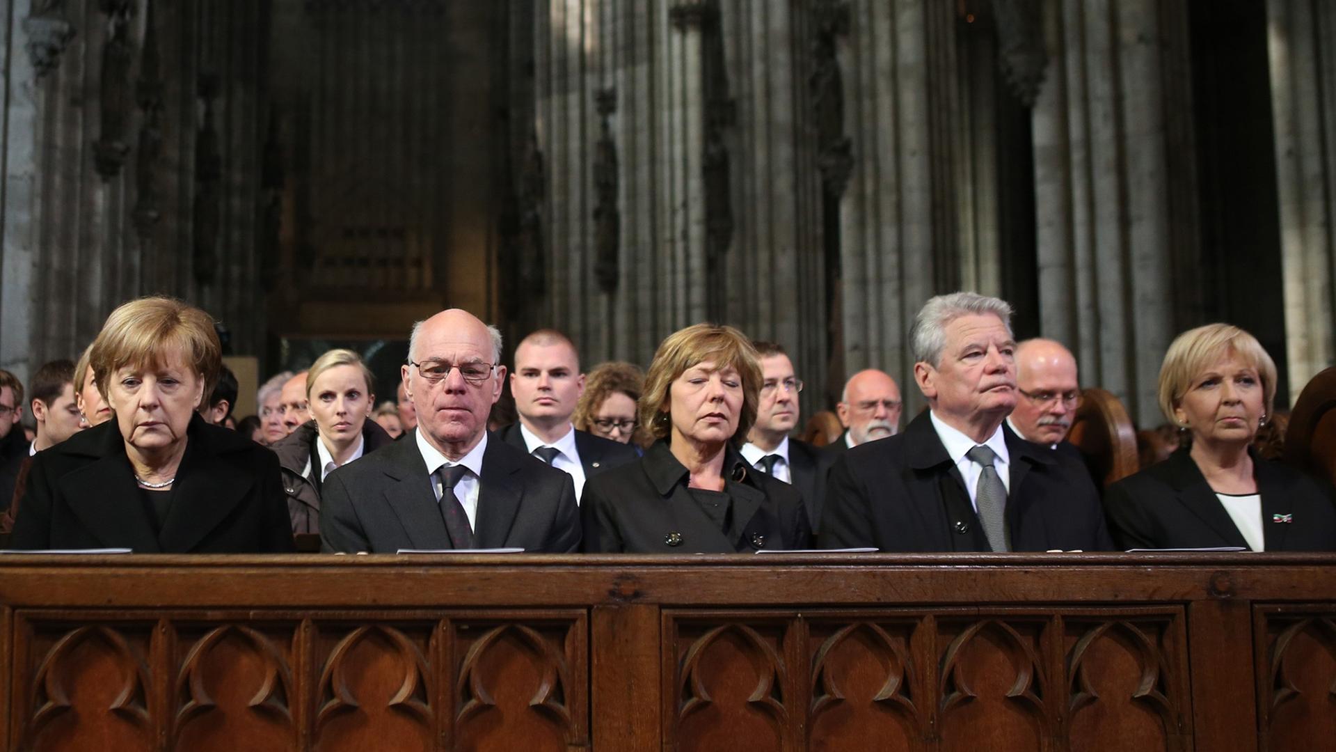 Zahlreiche Politiker nahmen am Trauergottesdienst in Köln für die Opfer des Absturzes des Germanwings-Airbus teil.