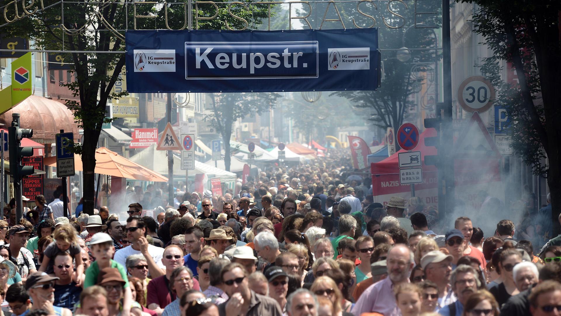 Tausende Menschen drängen am 08.06.2014 beim Kulturfest "Birlikte - Zusammenstehen" zum Gedenken an den vermutlich von der NSU vor zehn Jahren verübten Nagelbombenanschlag in Köln (Nordrhein-Westfalen) durch die Keupstraße.