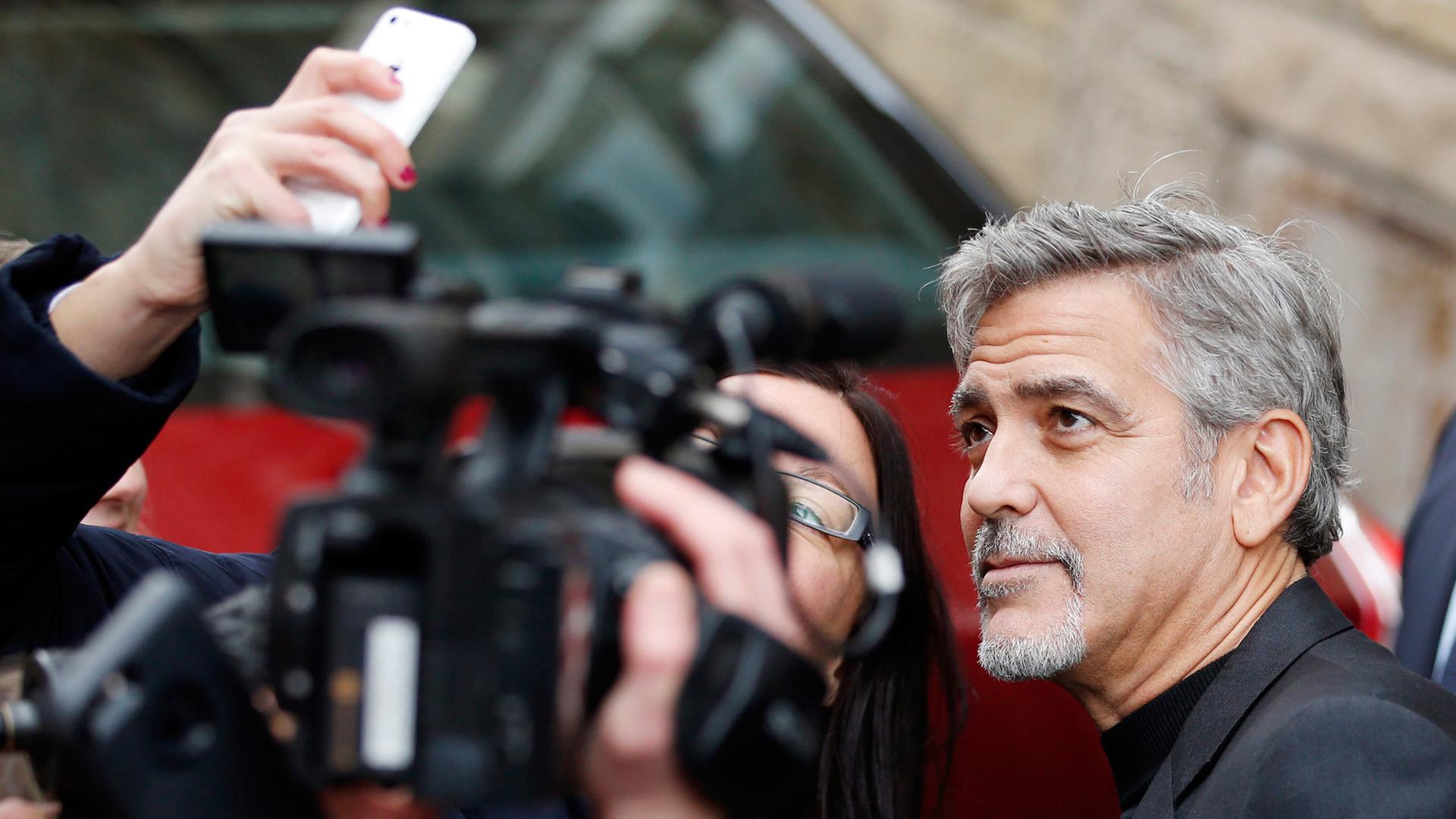 Der Schauspieler George Clooney posiert außerhalb des Social Bite Cafés in Edinburgh, Schottland, im November 2015 für Fotografen.