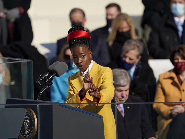 Die Lyrikerin Amanda Gorman steht am Rednerpult während der Amtseinführung von US-Präsident Joe Biden und spricht zum Publikum.