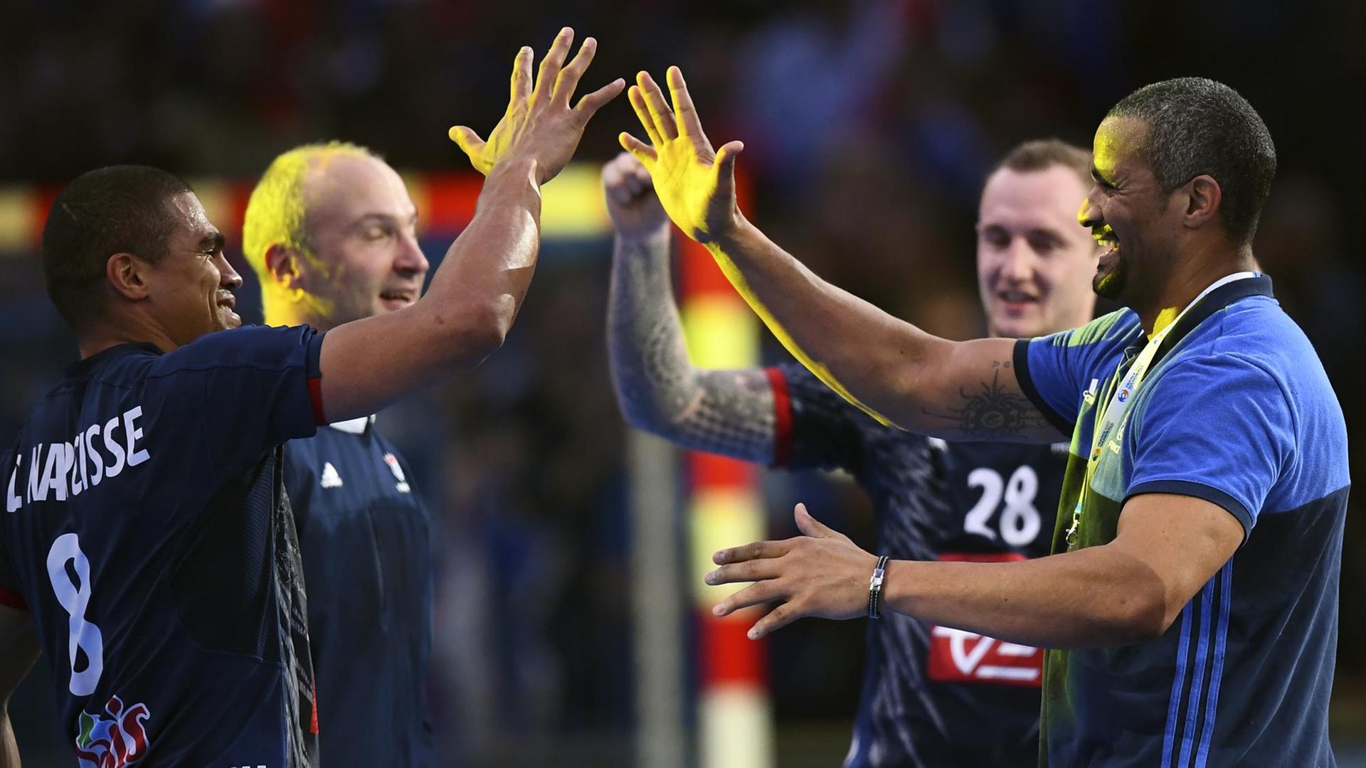 Französische Spieler reißen die Arme hoch und feiern den Welt-Meister-Schafts-Titel auf dem Spiel-Feld. Französische Spieler reißen die Arme hoch und feiern den Welt-Meister-Schafts-Titel auf dem Spiel-Feld.