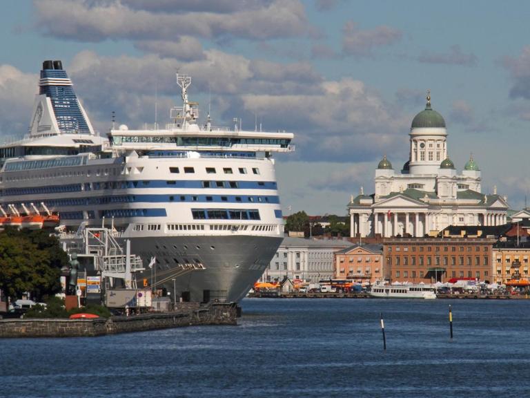Blick auf den Dom von Helsinki, im Vordergrund der Hafen in dem eine der großen Ostseefähren ankommt.