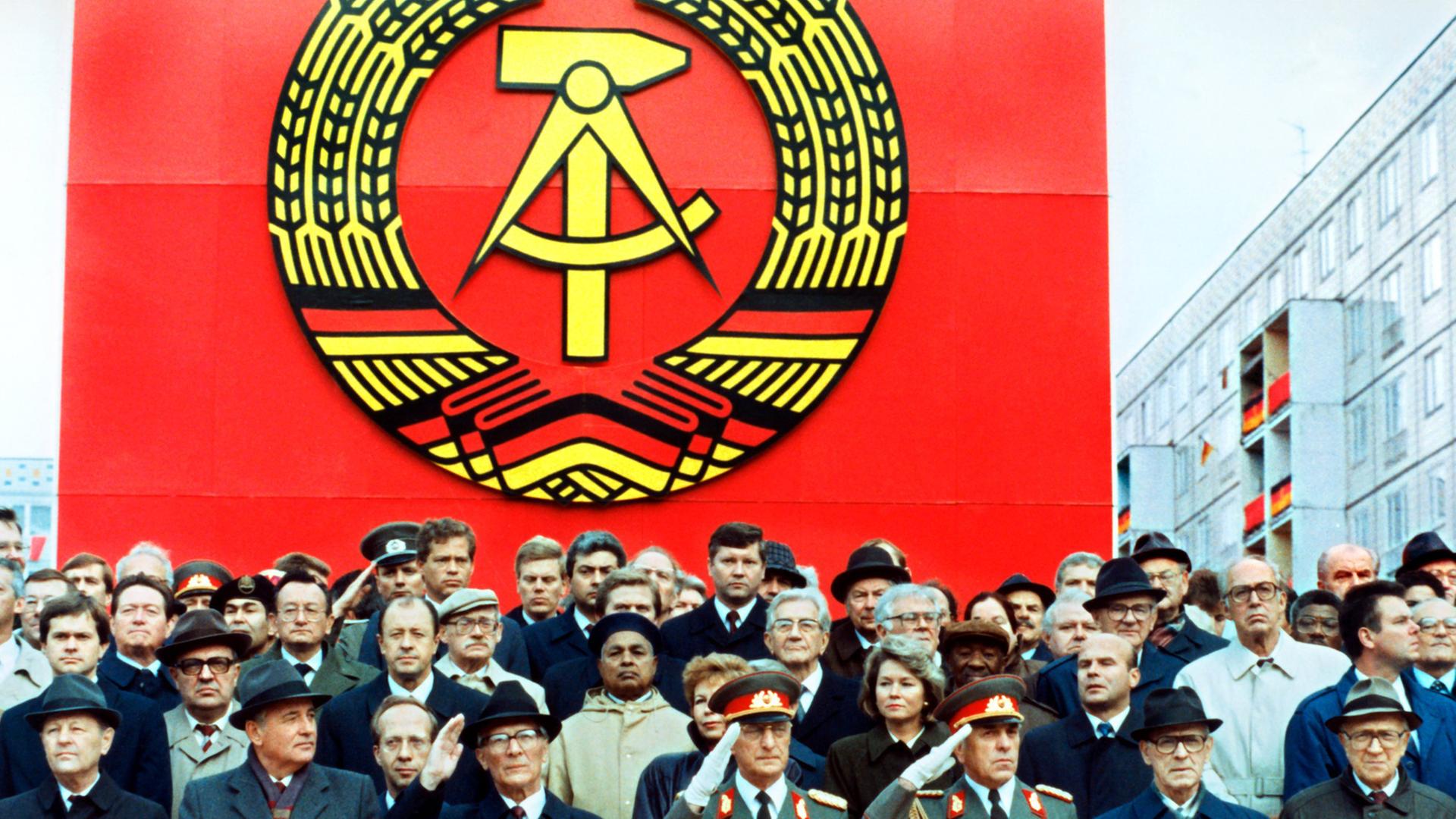 Die Ehrentribüne auf der Karl-Marx-Allee während der Militärparade am 7. Oktober 1989 in Ost-Berlin mit dem sowjetischen Staats- und Parteichef Michail Gorbatschow (2.v.l.), dem DDR-Staatsratsvorsitzenden und SED-Generalsekretär Erich Honecker (3.v.l.), Raissa Gorbatschowa (hinter Honecker), die Gattin des sowjetischen Präsidenten und Willi Stoph (3.v.r.), Ministerpräsident der DDR. Die Ehrentribüne auf der Karl-Marx-Allee während der Militärparade am 7. Oktober 1989 in Ost-Berlin mit dem sowjetischen Staats- und Parteichef Michail Gorbatschow (2.v.l.), dem DDR-Staatsratsvorsitzenden und SED-Generalsekretär Erich Honecker (3.v.l.), Raissa Gorbatschowa (hinter Honecker), die Gattin des sowjetischen Präsidenten und Willi Stoph (3.v.r.), Ministerpräsident der DDR.