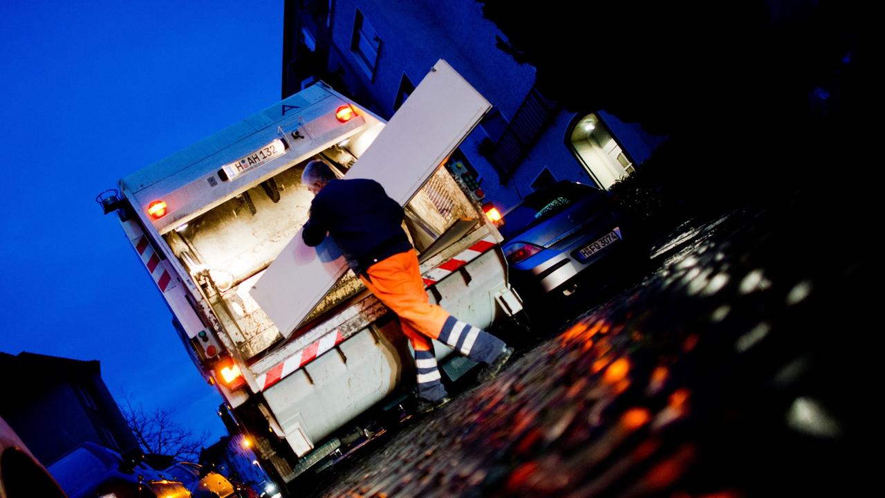 Ein Mitarbeiter der aha Zweckverband Abfallwirtschaft Region Hannover wirft am 16.01.2014 in Hannover (Niedersachsen) Sperrmüll auf einen Müllwagen. Foto: Julian Stratenschulte/dpa