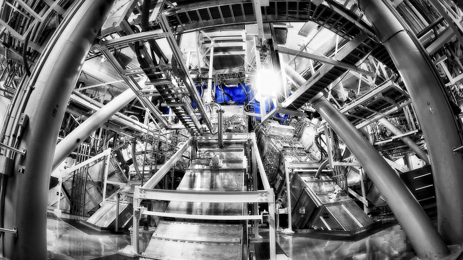 Blick in die untere Hemisphäre der Zielkammer der National Ignition Facility, NIF