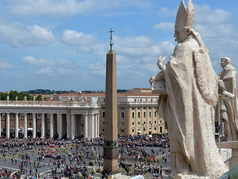 Vor den Heiligsprechungen der Päpste Johannes XXIII. und Johannes Paul II. füllt sich der Petersplatz in Rom.
