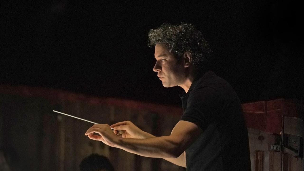Der Dirigent im Orchestergraben der New Yorker Oper Der Dirigent im Orchestergraben der New Yorker Oper