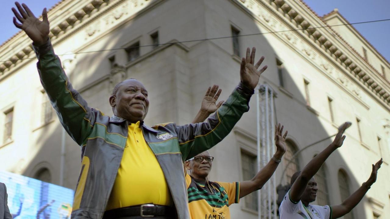 Cyril Ramaphosa, Parteivorsitzender des Afrikanischen Nationalkongresses (ANC), kommt zu einer Kundgebung am Hauptquartier der Partei.