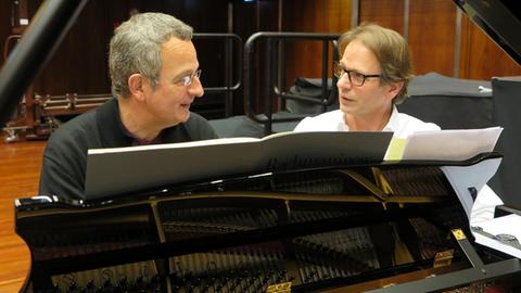 Der Pianist Michael Korstick und der Moderator Christoph Schmitz sitzen am Flügel im Deutschlandfunk Kammermusiksaal.