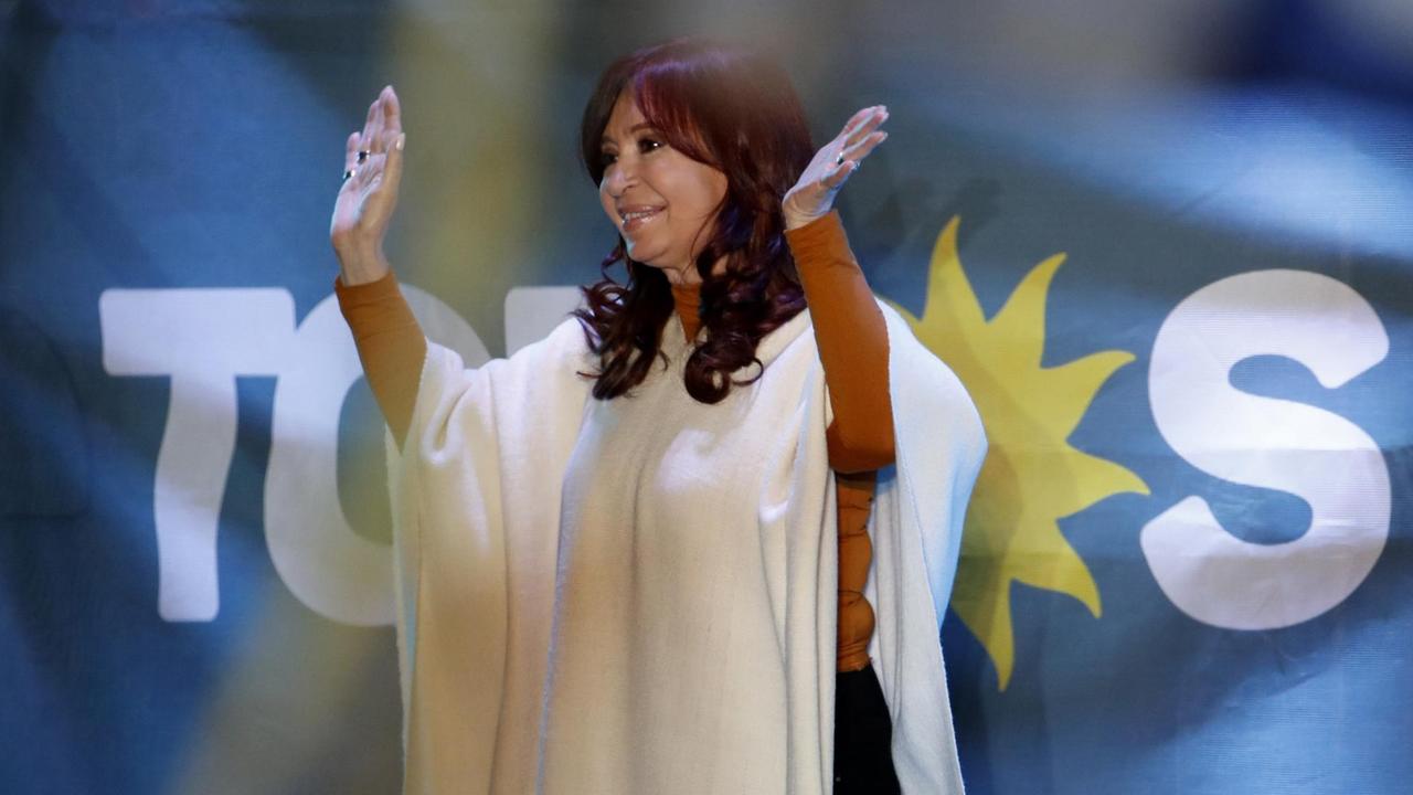Cristina Fernandez de Kirchner auf einer Wahlkampfveranstaltung am 17. Oktober in Santa Rosa, Argentinien. Eine Frau steht auf einer Bühne und winkt Menschen zu, die die argentinische Flagge halten.