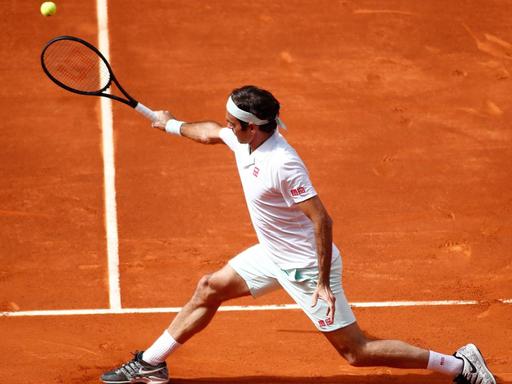 Der Schweizer Tennisspieler Roger Federer schlägt eine einhändige Rückhand.