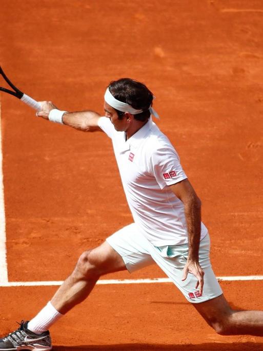 Der Schweizer Tennisspieler Roger Federer schlägt eine einhändige Rückhand.