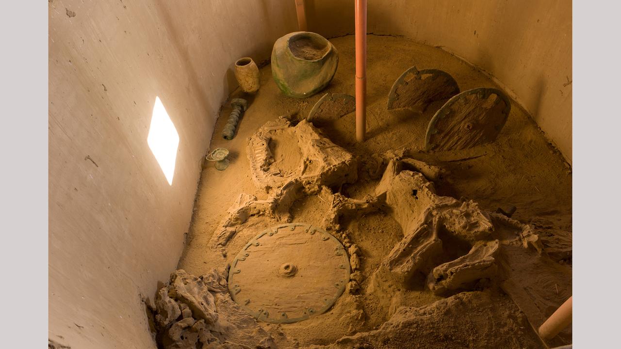 Blick in die Königsnekropole in Gonur Depe mit Grabbeigaben