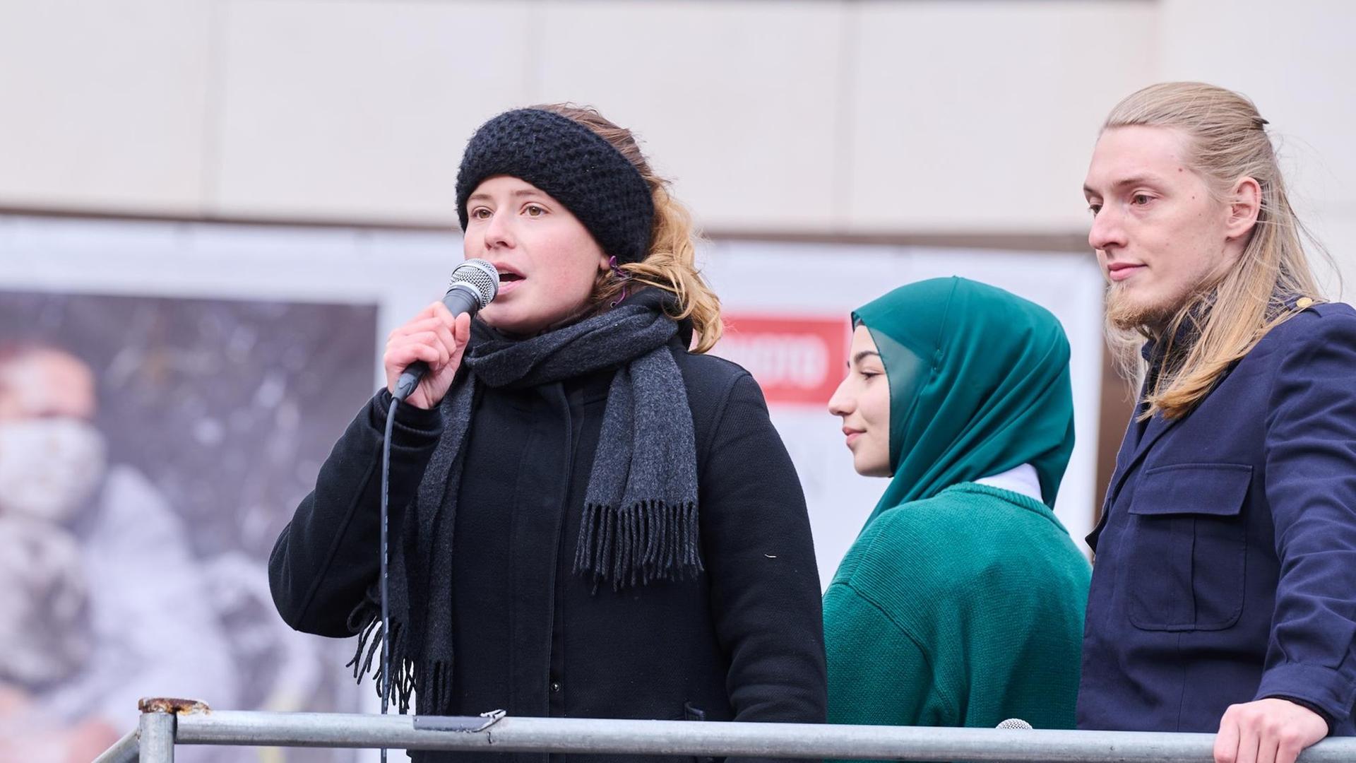 Klimaaktivistin Luisa Neubauer (l.) spricht vor dem Willy-Brandt-Haus, der SPD-Zentrale, vor tausenden Protestierenden.