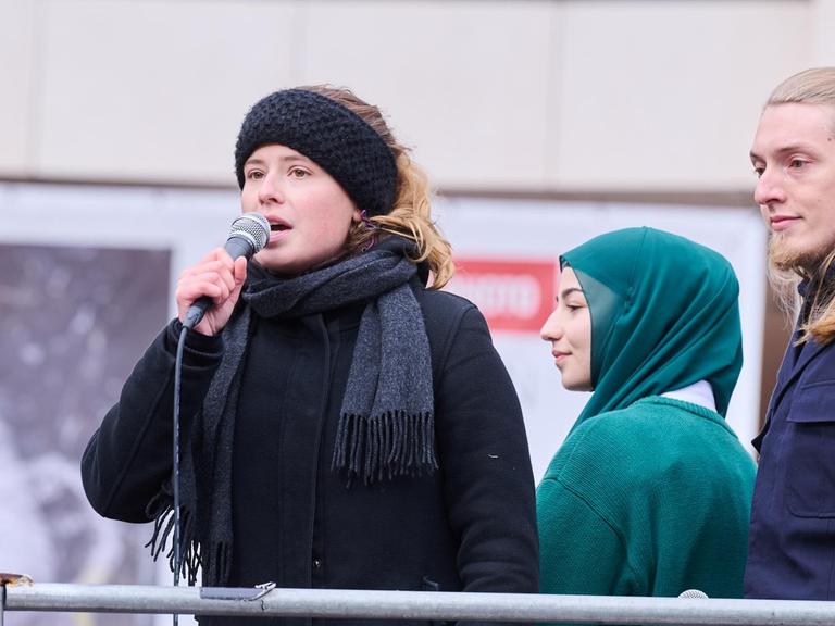 Klimaaktivistin Luisa Neubauer (l.) spricht vor dem Willy-Brandt-Haus, der SPD-Zentrale, vor tausenden Protestierenden.
