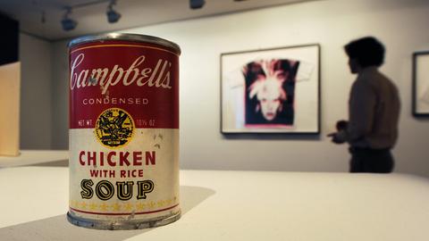 Man sieht Warhols "Campbell's Chicken with Rice Soup" von 1964 in einem Ausstellungsraum
