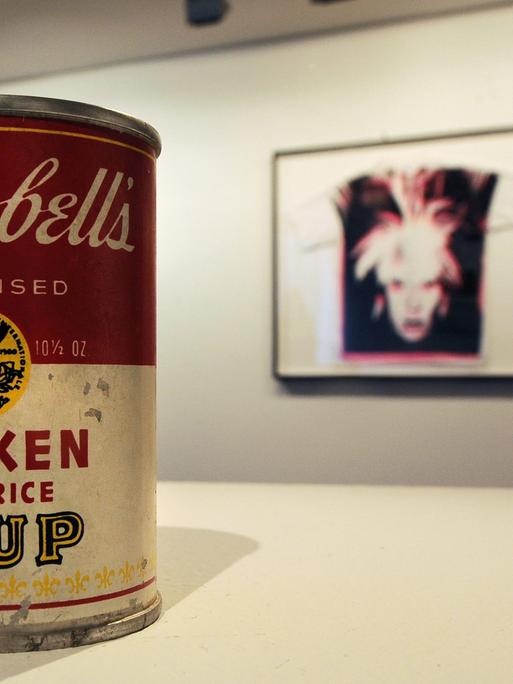 Kennt jeder: Warhols Werk "Campbell's Chicken with Rice Soup" von 1964.