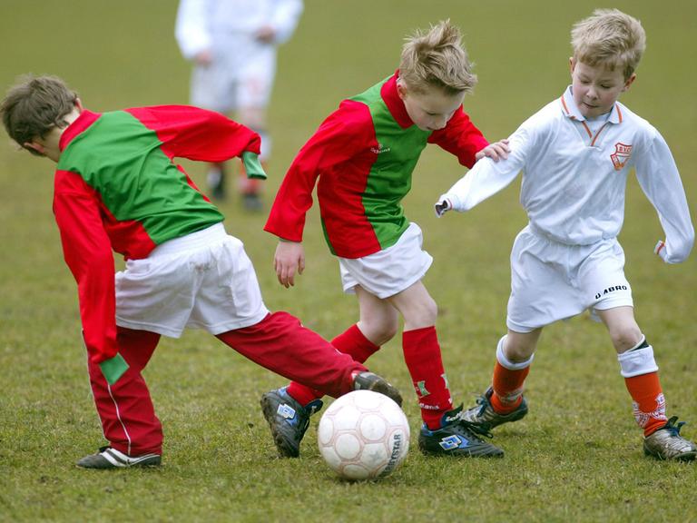 Fußball spielende Kinder