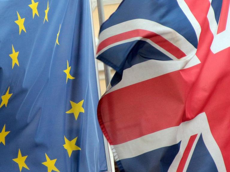 Die Flaggen der EU und Großbritanniens