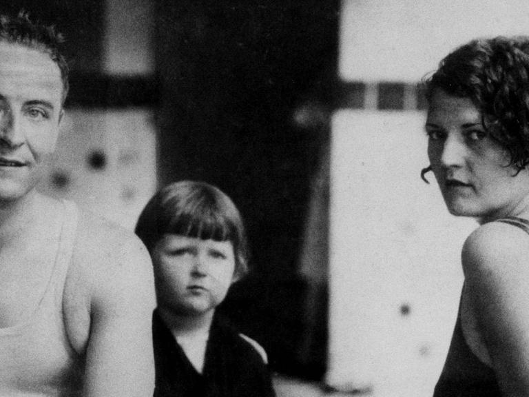 F. Scott Fitzgerald mit seiner Ehefrau Zelda und dem gemeinsamen Kind