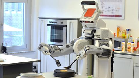 Der Roboter «PR2» dreht am 27.02.2013 in einer Laborküche des Institute for Artificial Intelligence (IAI) am Technologie-Zentrum Informatik (TZI) der Universität Bremen einen Pfannkuchen um. Der Roboter kann experimentell selbstständig Aufgaben im Haushalt übernehmen und ist Teil eines europaweiten Projekts. Foto: Michael Bahlo dpa/lni |