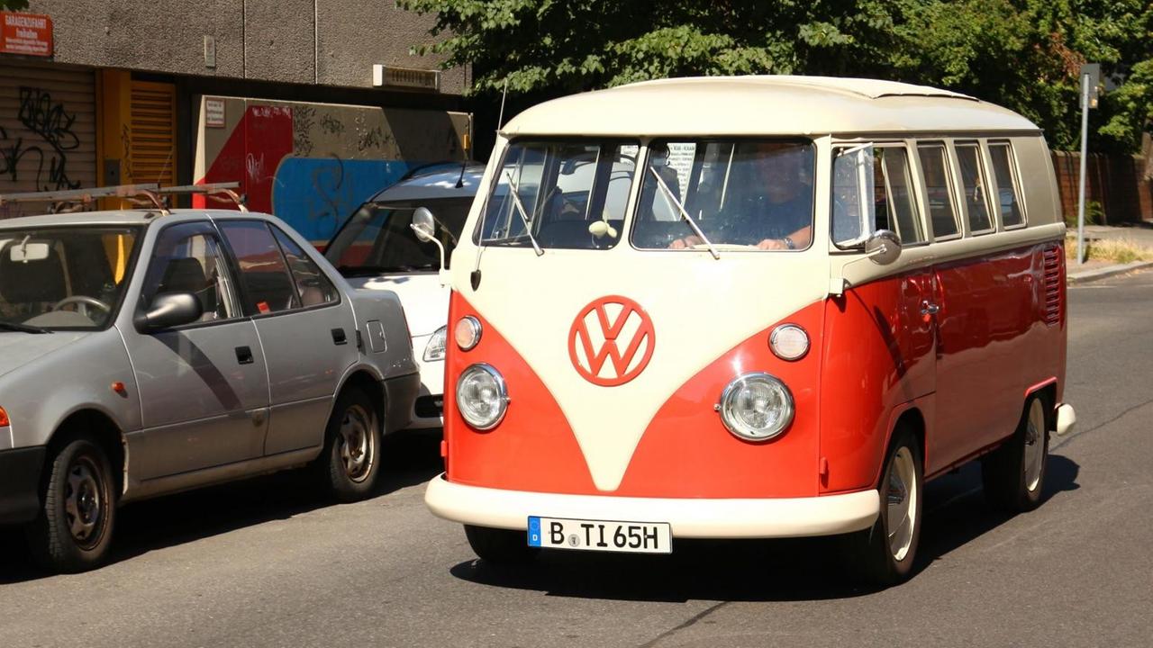 Ein alter VW-Bus fährt in einer Straße in Berlin im Bezirk Schöneberg.