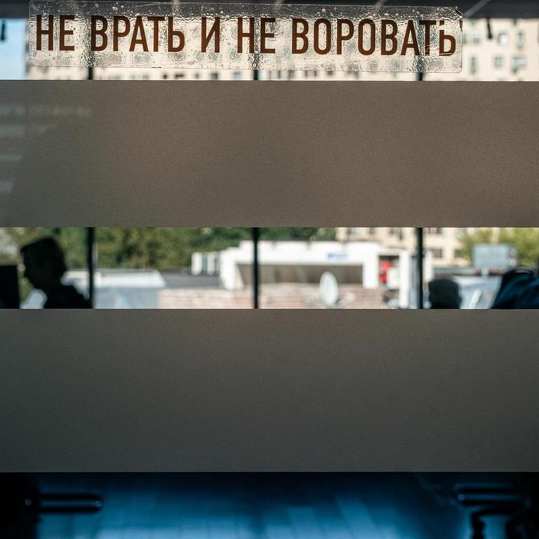 Die Arbeit im Anti-Korruptionsbüro von Kreml-Kritiker Alexej Nawalnyj geht auch nach dem Anschlag auf ihn weiter - "Nicht lügen und nicht stehlen" ist das Motto, 03.09.20