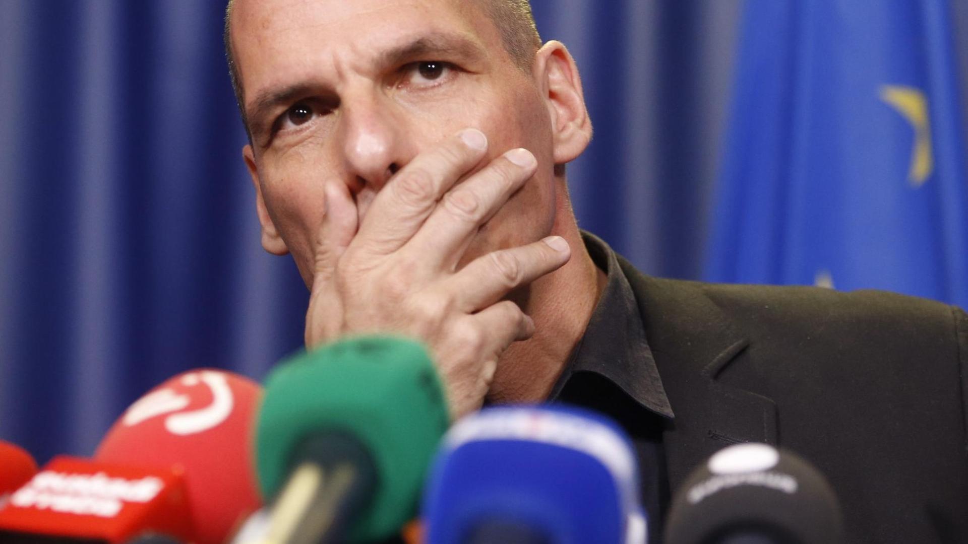 Der griechische Finanzminister Yanis Varoufakis am 27.06. nach der Eurogruppen-Sitzung in Brüssel Der griechische Finanzminister Yanis Varoufakis am 27.06. nach der Eurogruppen-Sitzung in Brüssel